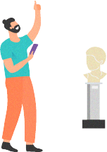 スマホを片手に展示を楽しむ人物画像